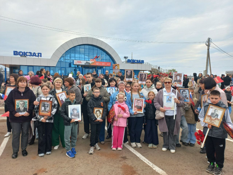 Школьники, педагоги, родители приняли участие в шествии Бессмертного полка.